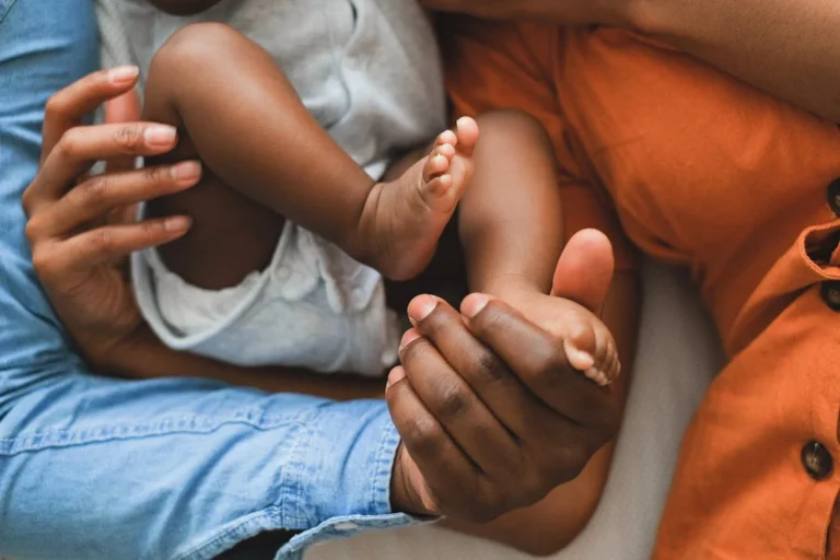 Como é o processo de adoção de crianças e adolescentes no Brasil