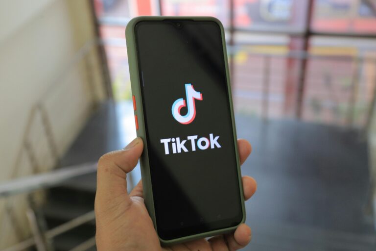 Comprar seguidores no TikTok vale a pena? Veja o que avaliar antes